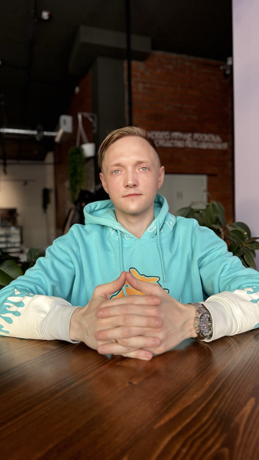 Илья Ермолаев за столом переговоров, руки сложены - согласование условий с клиентом