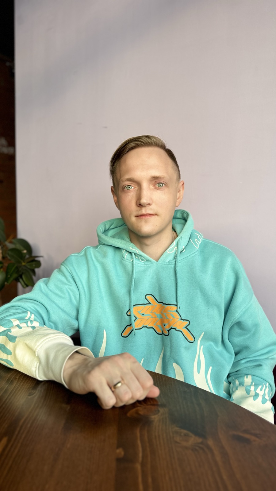 Илья Ермолаев сидит за деревянным столом - порядок ввода KPI для руководителя отдела продаж
