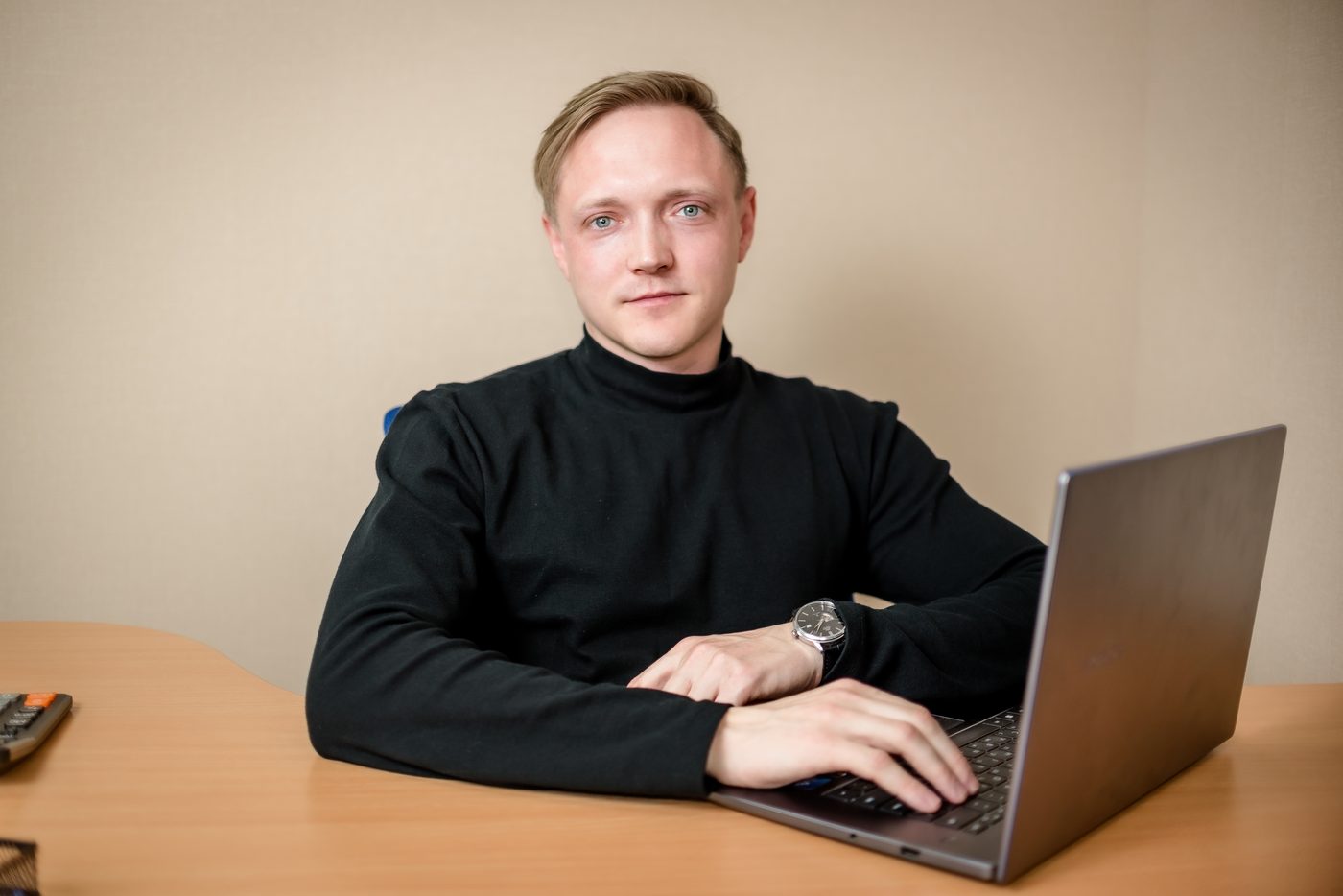 Илья Ермолаев, основатель IProfit, за рабочим столом